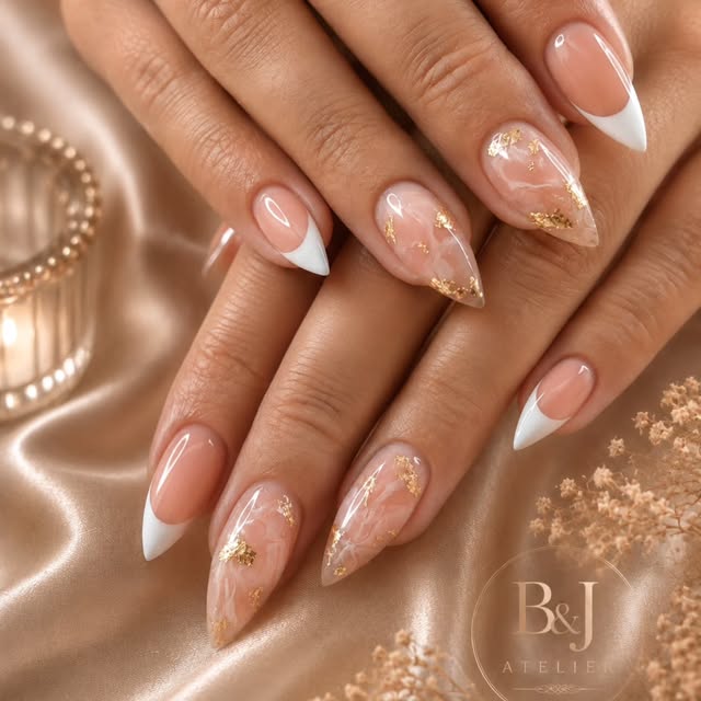 Pose nude en amande avec French blanche, effet marbré et touches dorées, publiée par B&J Atelier
