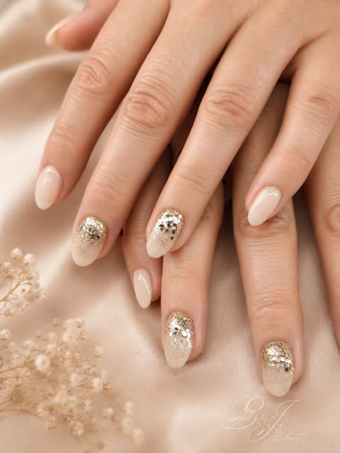 Ongles nude en amande et décoration pailletée, publiés par B&J Atelier