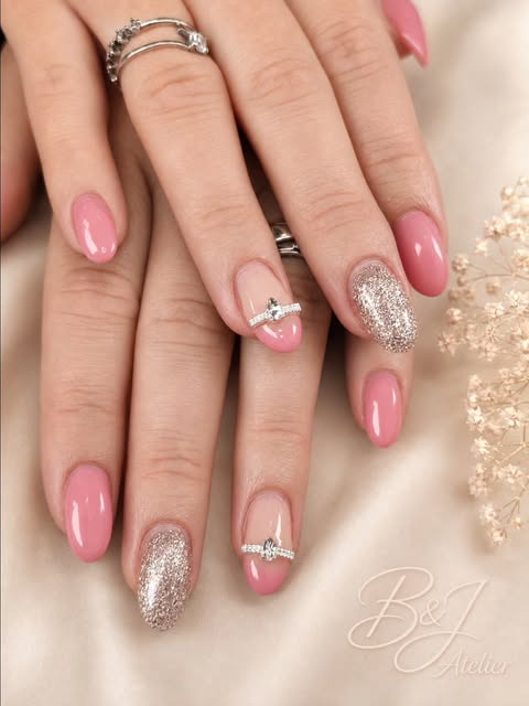 Pose rose avec détails argentés et ongle pailleté, publiée par B&J Atelier