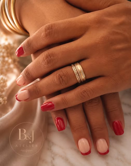 Ongles rouges et French rouge sur base nude, publiés par B&J Atelier