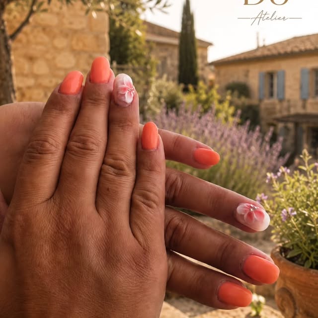Ongles corail et détails floraux photographiés en extérieur, publiés par B&J Atelier